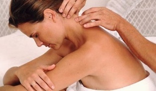 Masaje terapéutico para la condrosis cervical. 