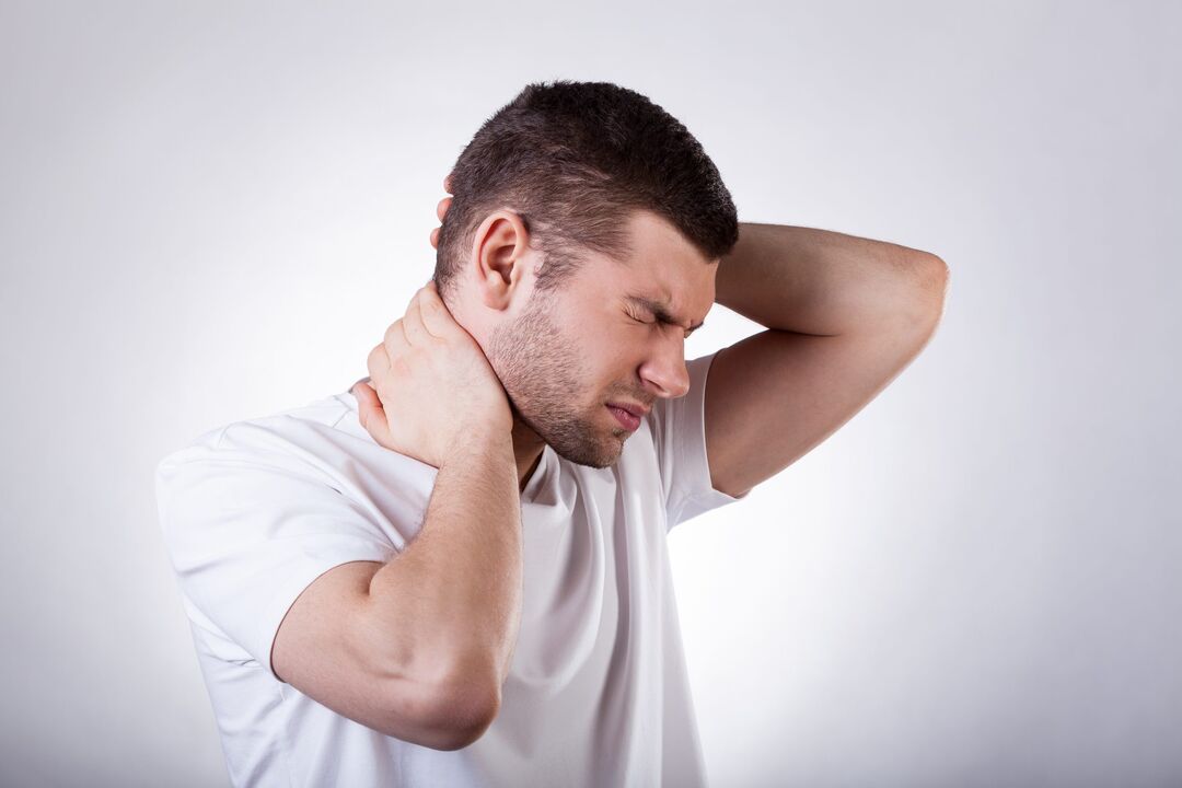 Un hombre está preocupado por la osteocondrosis cervical, que requiere un tratamiento complejo