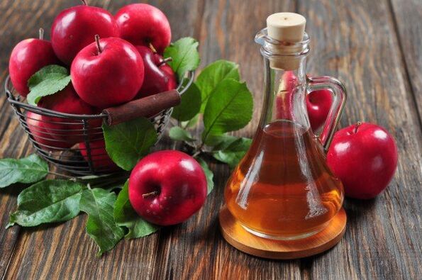 El vinagre de sidra de manzana es bueno para aliviar el dolor de artrosis en una articulación de la rodilla inflamada. 