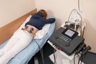 La electroforesis se asigna a los pacientes para el tratamiento de dolores en la parte baja de la espalda y el atropello del proceso inflamatorio